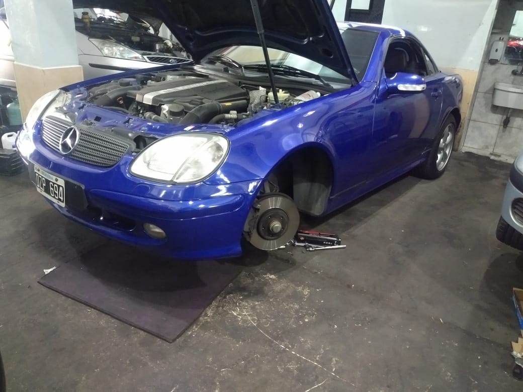 Mercedes con disco de freno expuesto