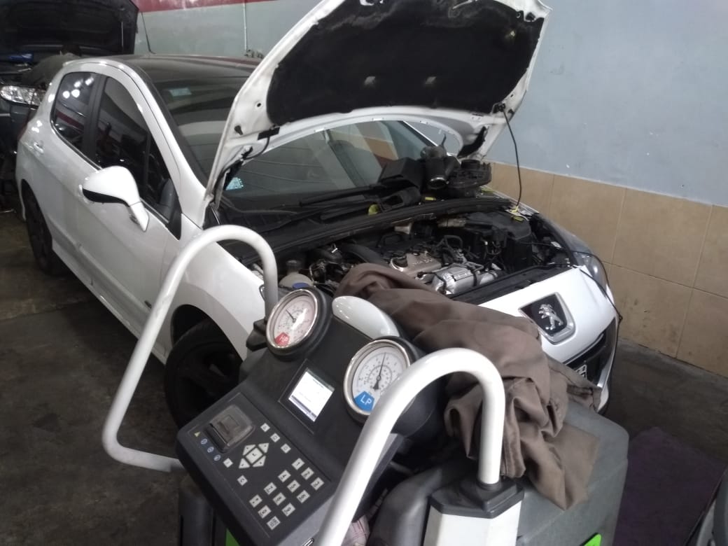 Carga de gas aire acondicionado automotriz
